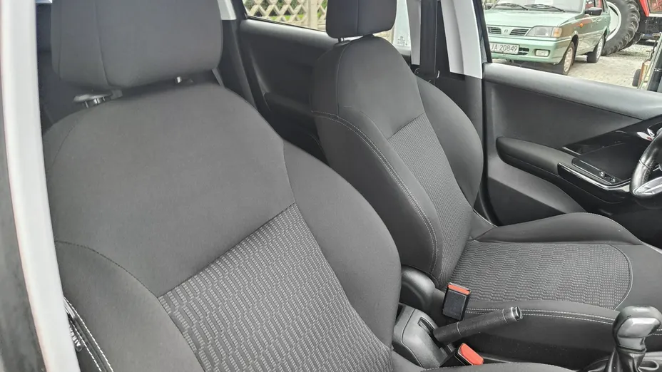 PEUGEOT 208 -