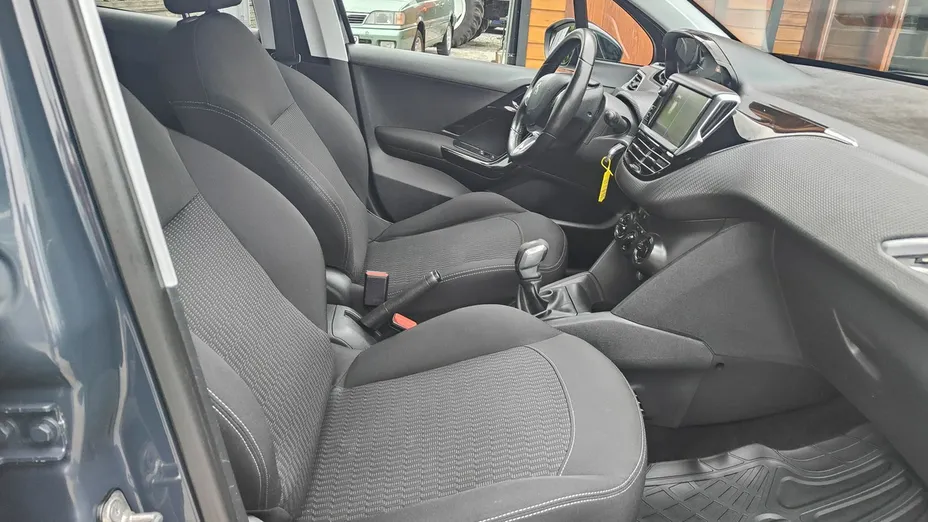 PEUGEOT 208 -