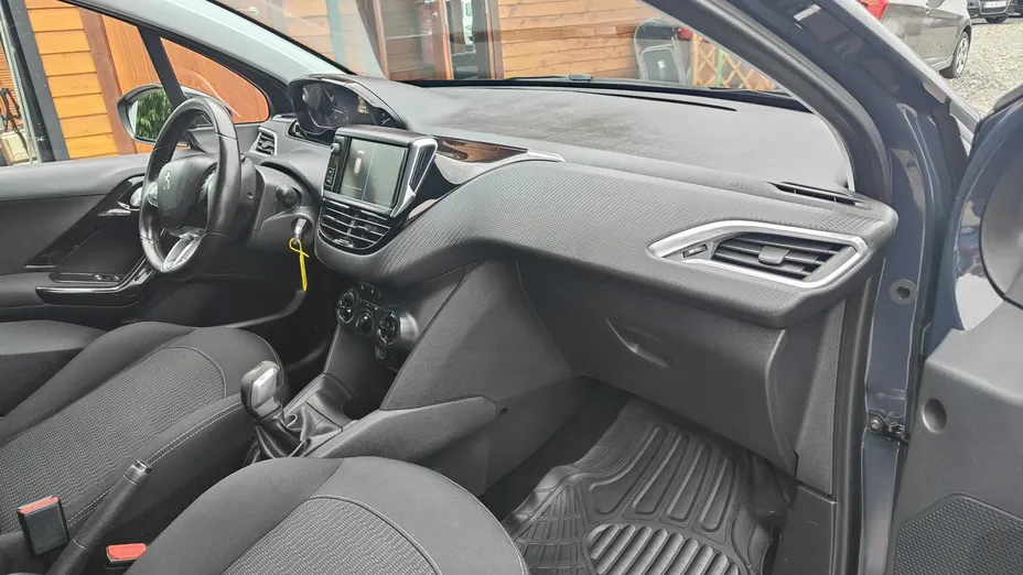 PEUGEOT 208 -