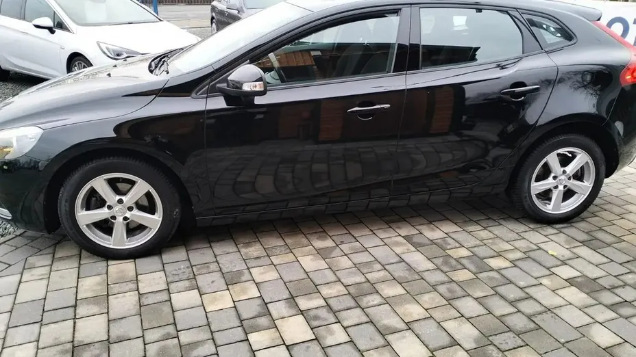 VOLVO V40 -