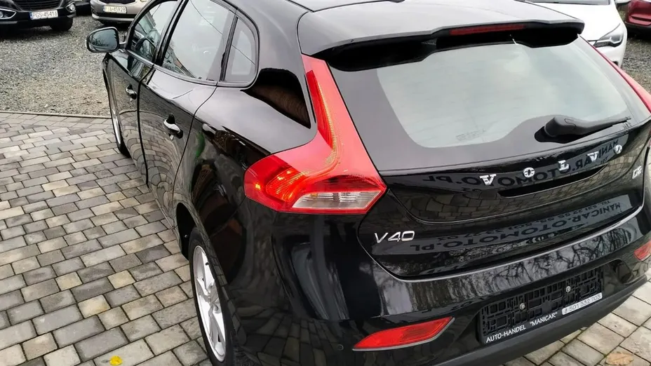 VOLVO V40 -