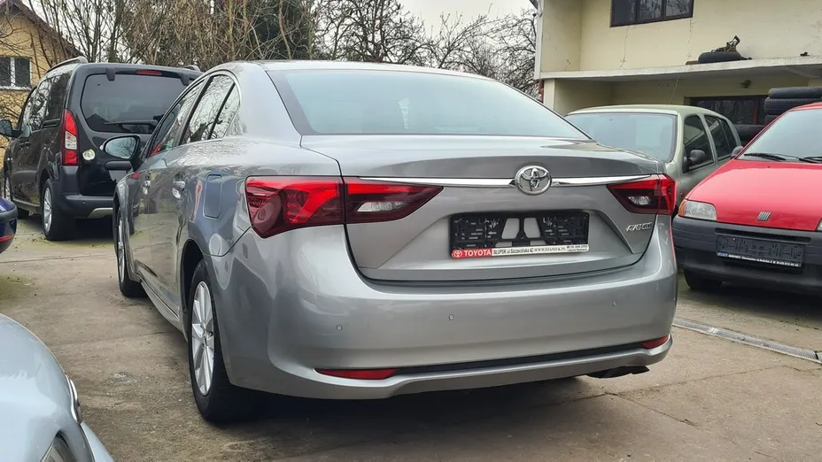 TOYOTA Avensis -