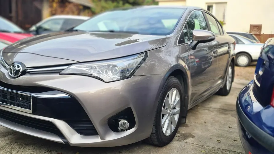 TOYOTA Avensis -