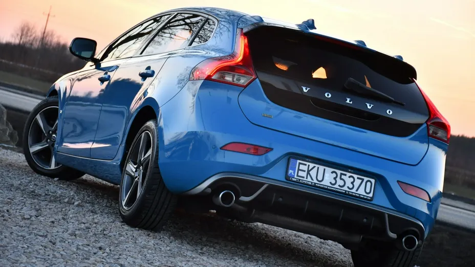 VOLVO V40 -