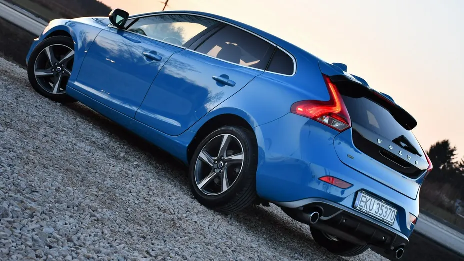 VOLVO V40 -