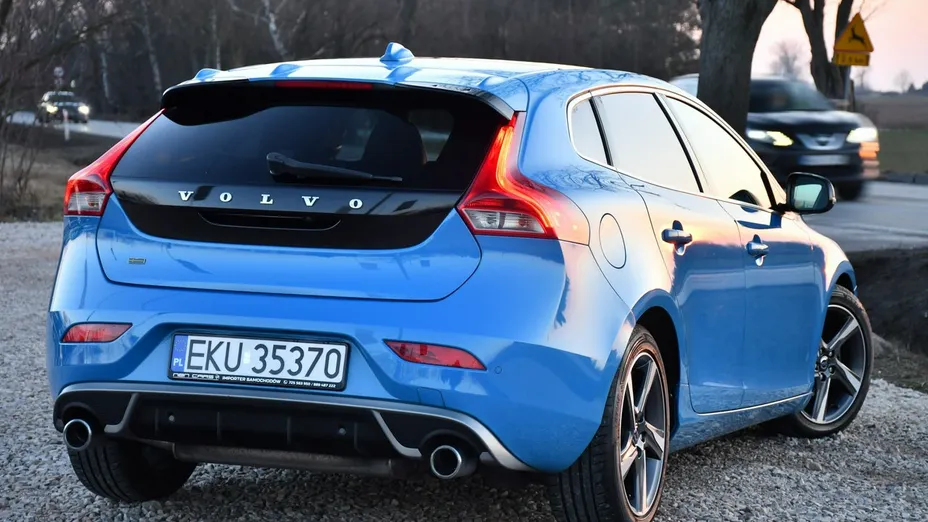 VOLVO V40 -