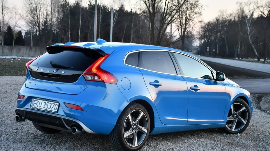VOLVO V40 -