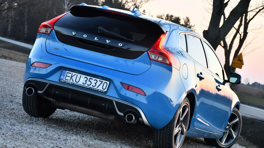 VOLVO V40 -