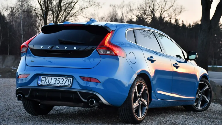VOLVO V40 -