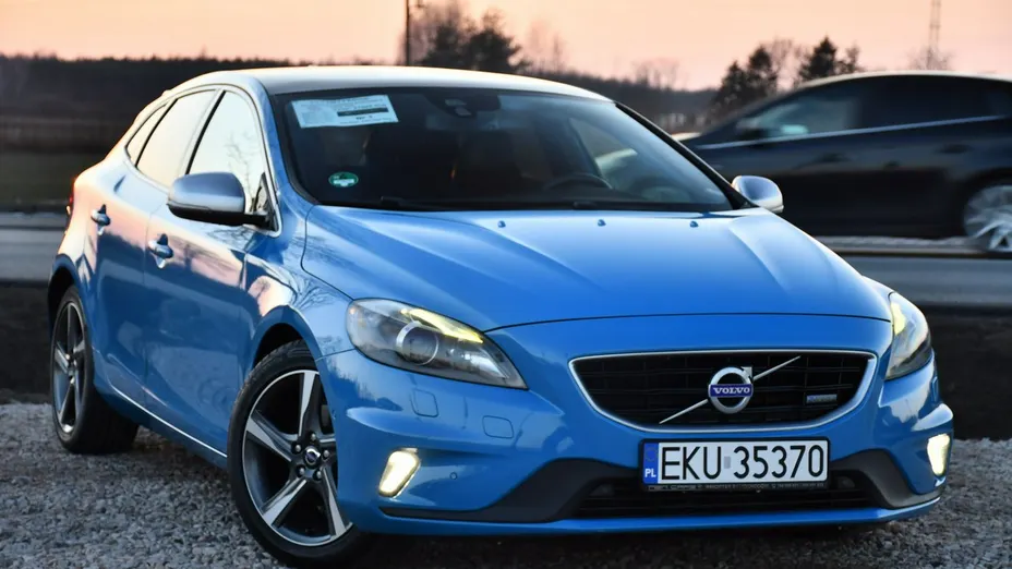 VOLVO V40 -