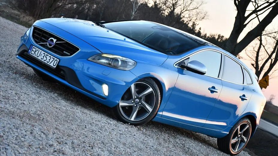 VOLVO V40 -