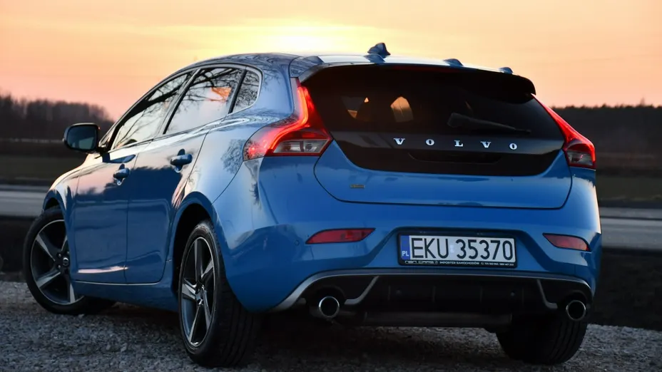 VOLVO V40 -