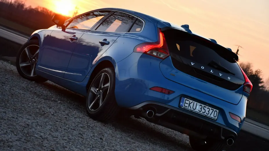 VOLVO V40 -