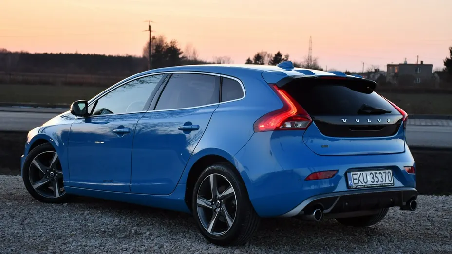 VOLVO V40 -