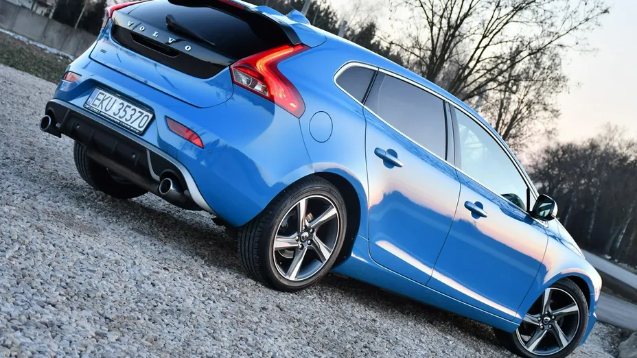 VOLVO V40 -