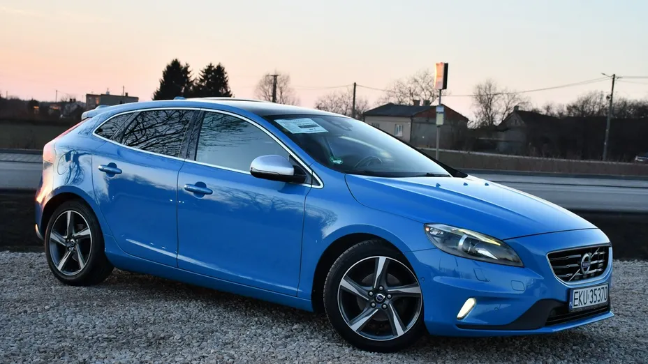 VOLVO V40 -