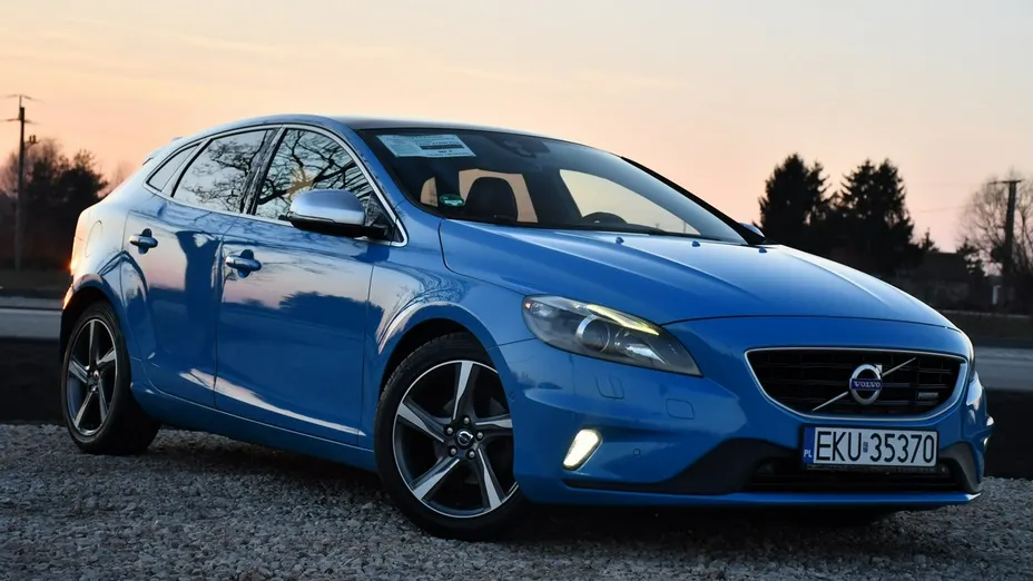 VOLVO V40 -