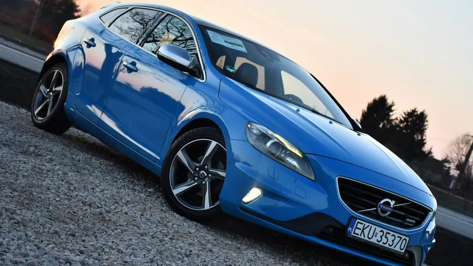 VOLVO V40 -