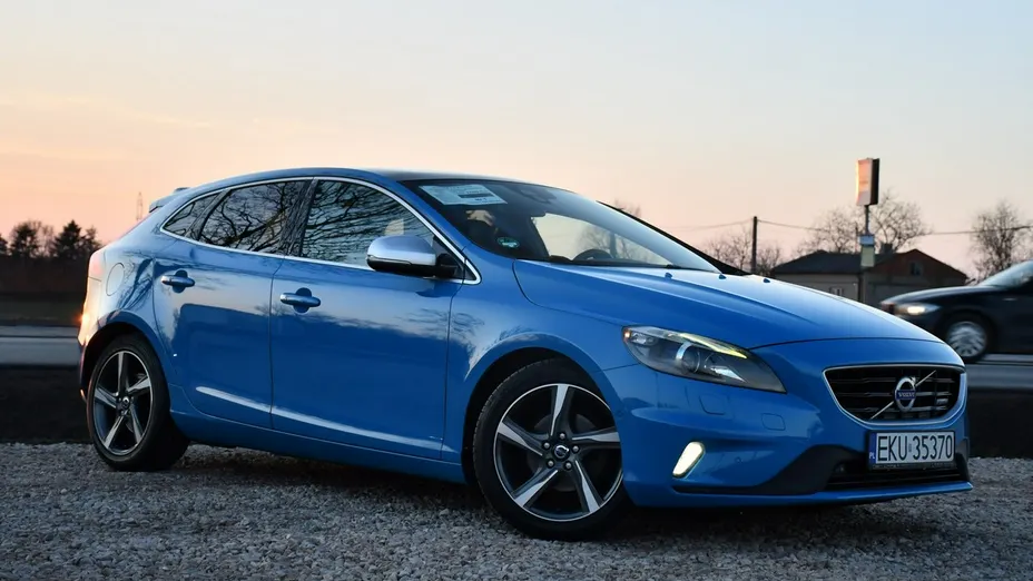 VOLVO V40 -