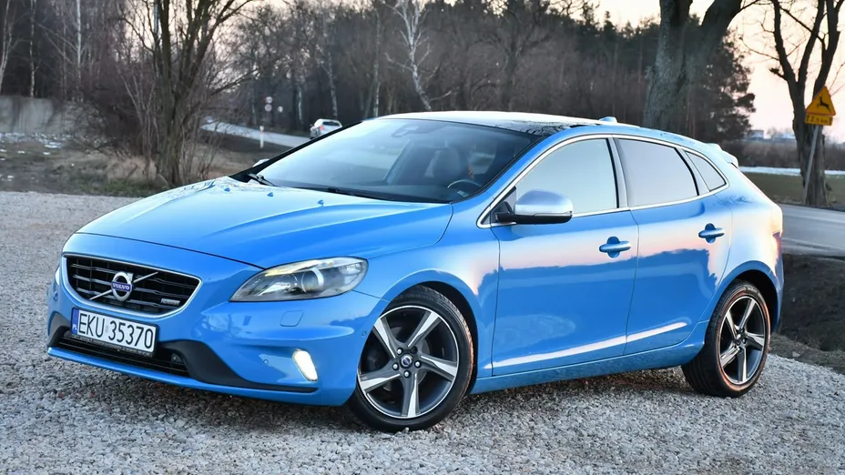 VOLVO V40 -