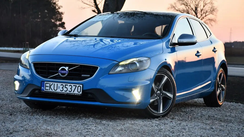 VOLVO V40 -