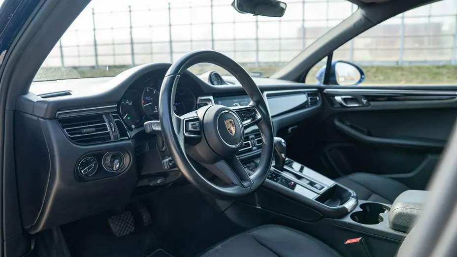 PORSCHE Macan -