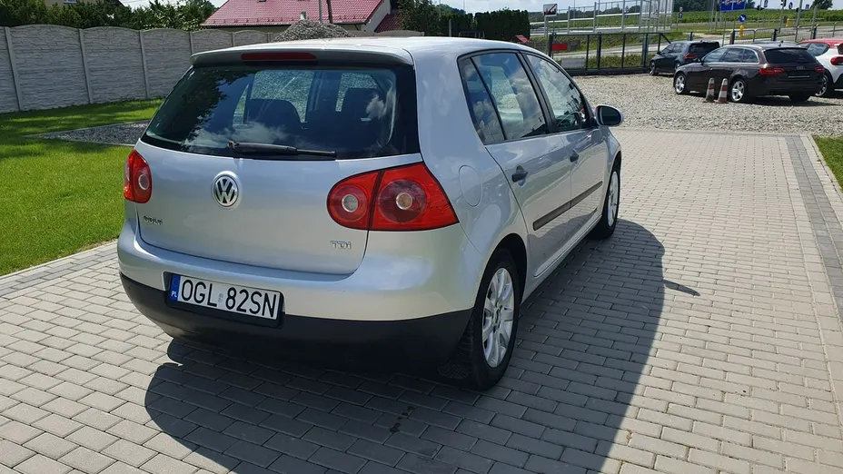 VOLKSWAGEN Golf -