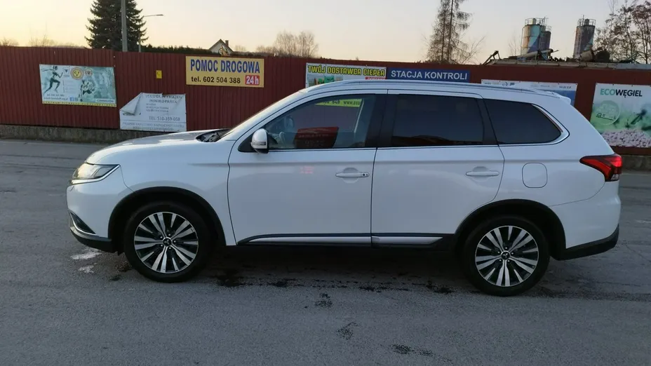MITSUBISHI Outlander -