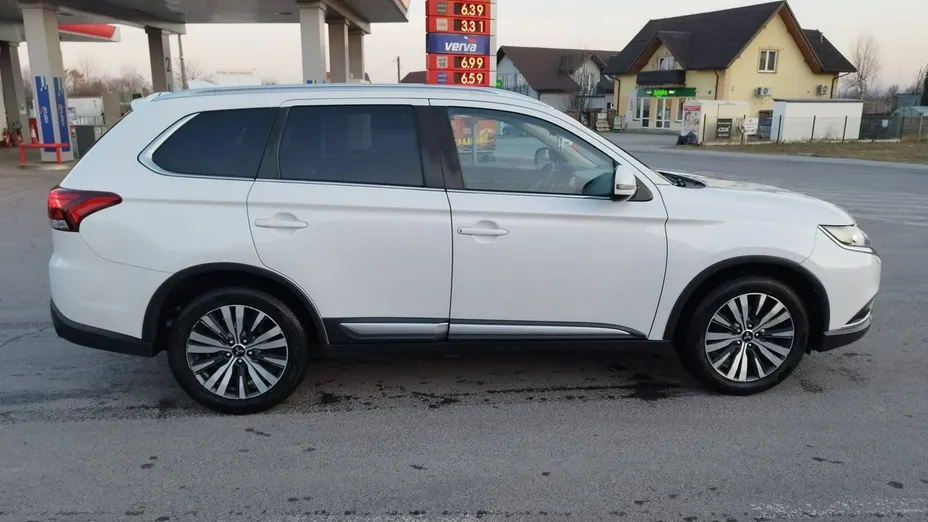 MITSUBISHI Outlander -