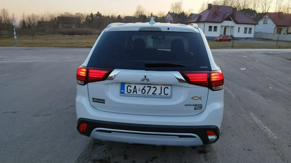 MITSUBISHI Outlander -