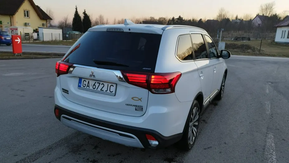 MITSUBISHI Outlander -