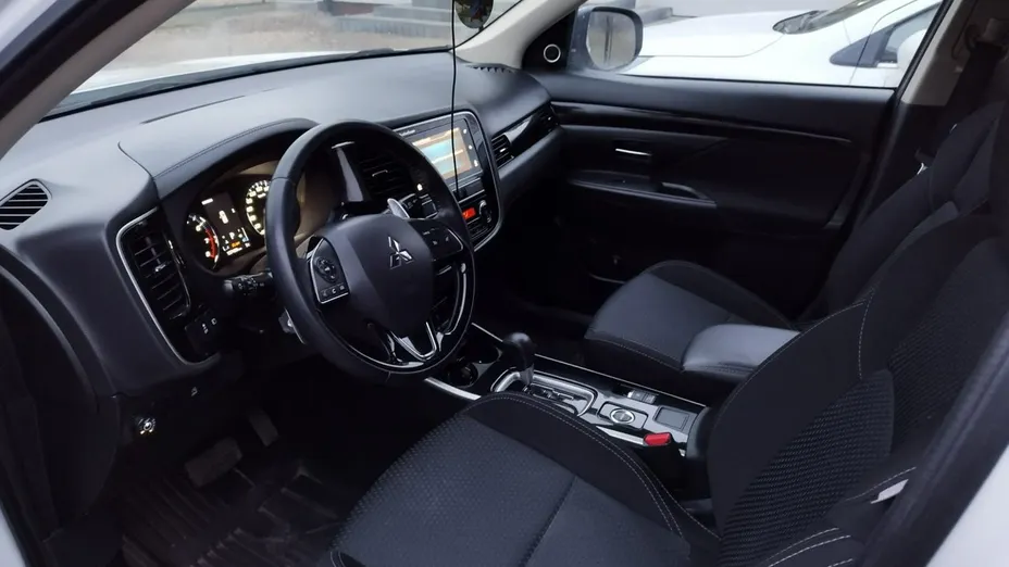 MITSUBISHI Outlander -