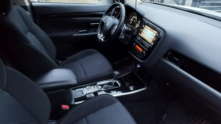 MITSUBISHI Outlander -