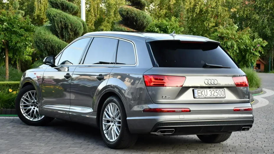 AUDI Q7 -