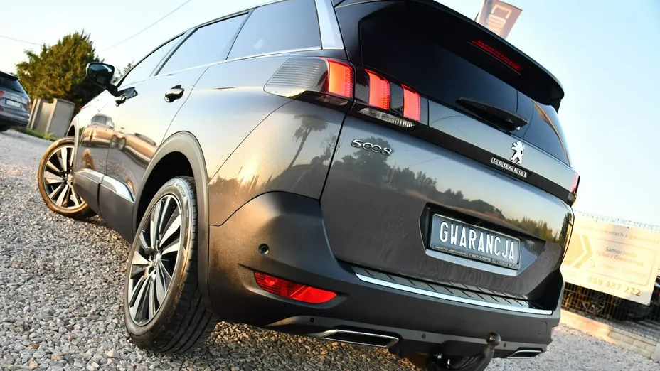 PEUGEOT 5008 -