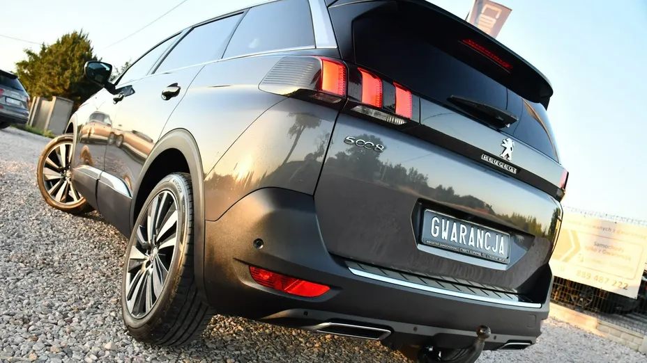 PEUGEOT 5008 -
