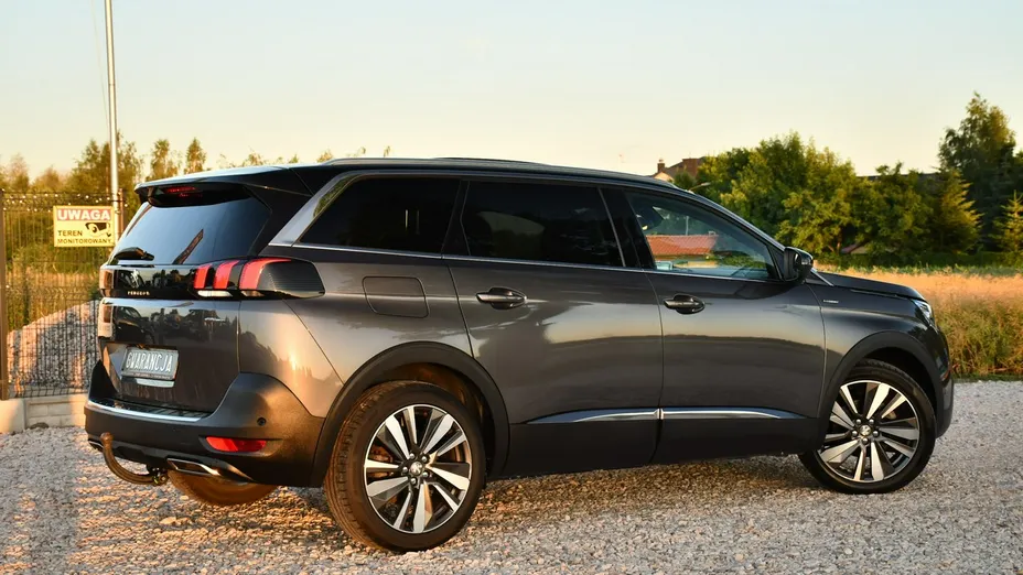 PEUGEOT 5008 -