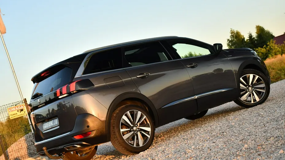 PEUGEOT 5008 -