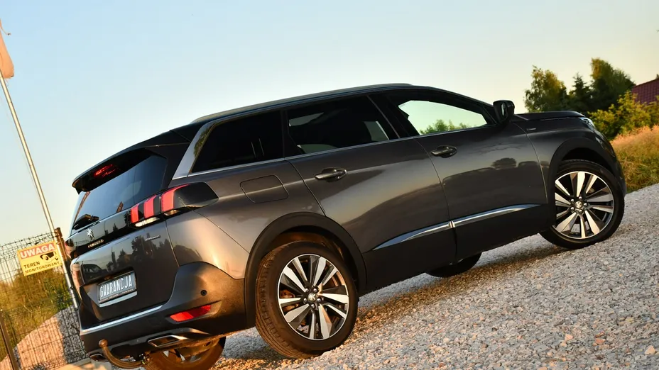 PEUGEOT 5008 -