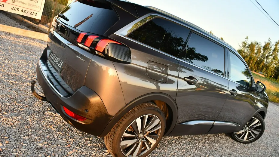 PEUGEOT 5008 -