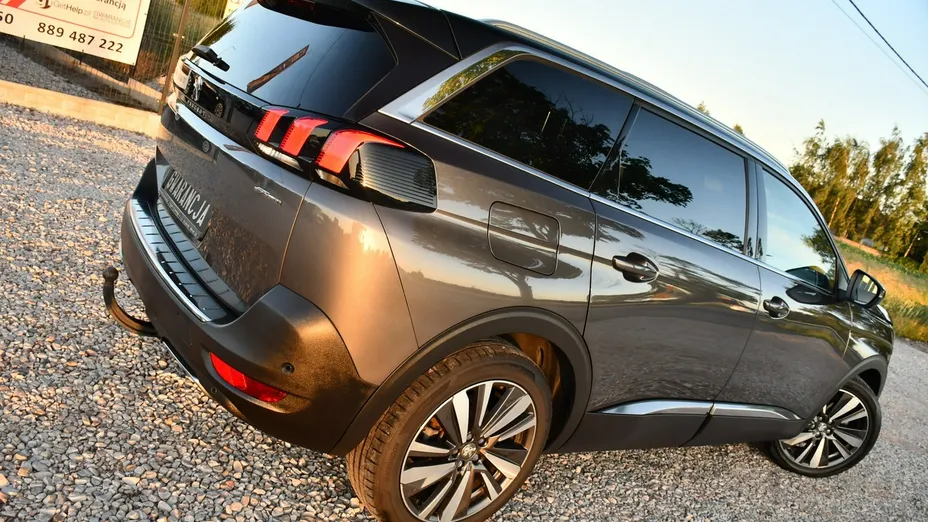 PEUGEOT 5008 -