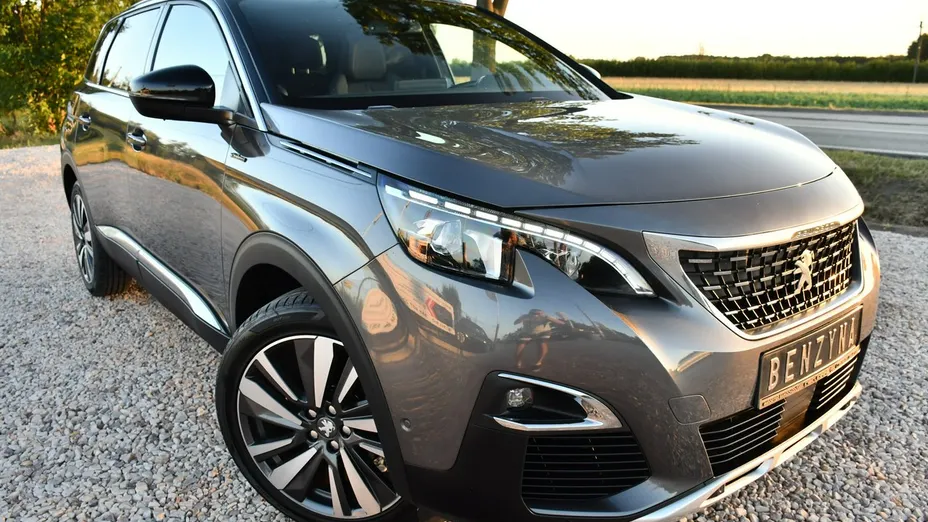 PEUGEOT 5008 -
