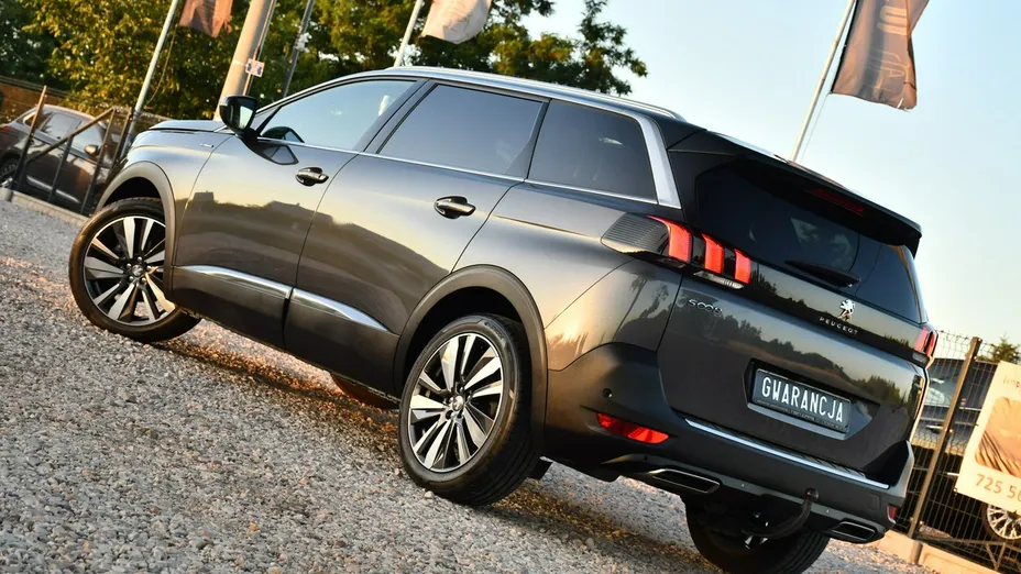 PEUGEOT 5008 -