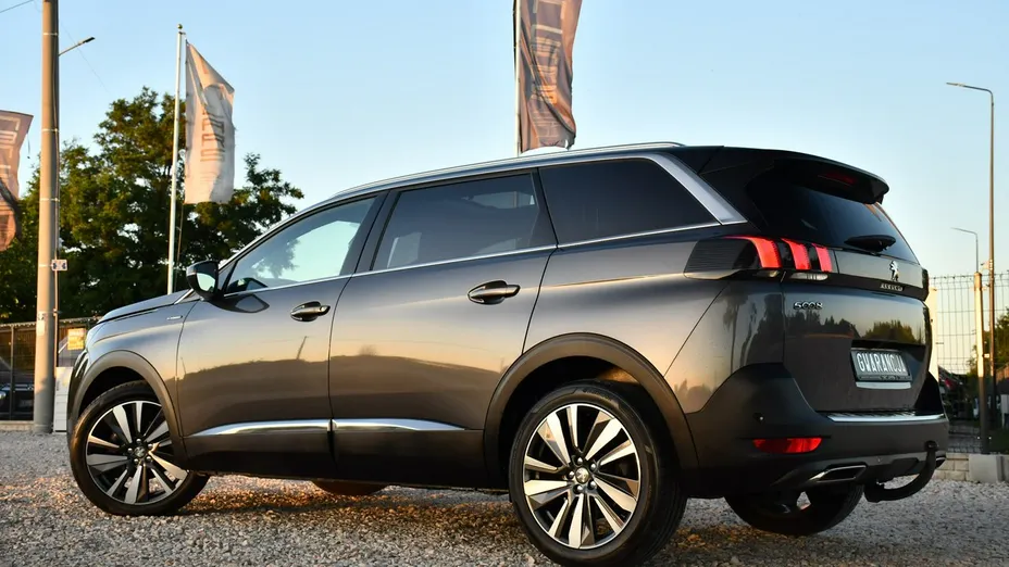 PEUGEOT 5008 -
