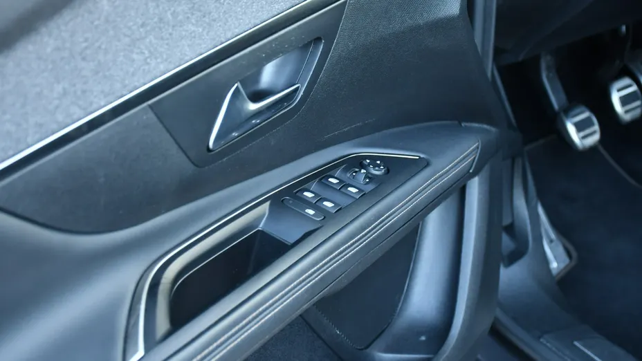 PEUGEOT 5008 -