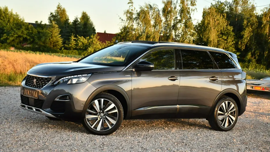 PEUGEOT 5008 -