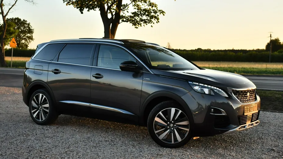 PEUGEOT 5008 -
