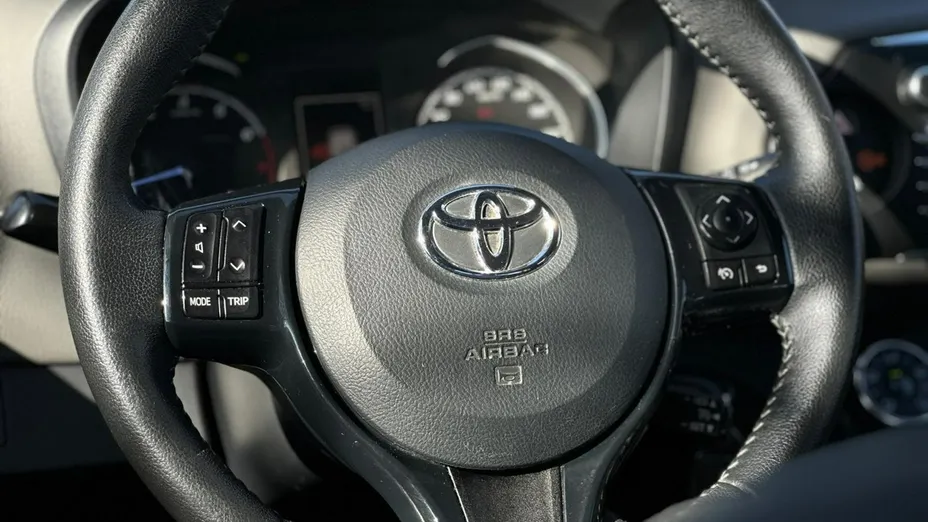 TOYOTA Yaris -