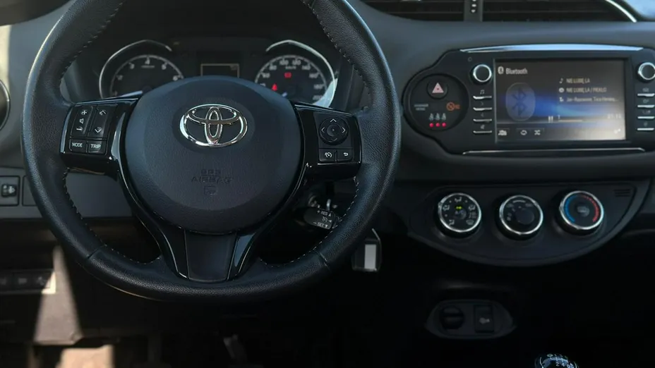 TOYOTA Yaris -