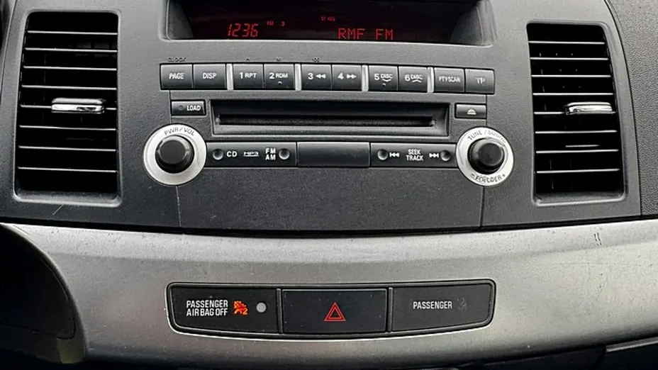 MITSUBISHI Lancer -